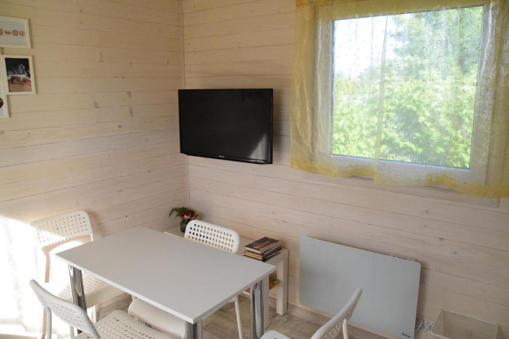 Televízia a/alebo spoločenská miestnosť v ubytovaní Domek "Marla 1"
