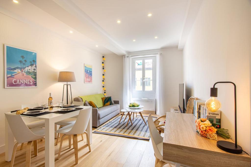 une salle à manger et un salon avec une table et des chaises dans l'établissement JJ8 - MAGNIFIQUE 3PIECES, ENTIEREMENT RENOVE, CLIM, VIEUX-NICE, à Nice