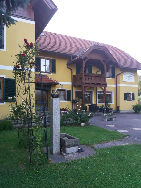 een geel gebouw met een bord aan de voorkant bij Dachberghof in Sankt Andrä