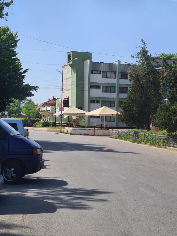 un parking avec une voiture garée devant un bâtiment dans l'établissement 2-х кім.квартира в центрі Берегова, à Berehove