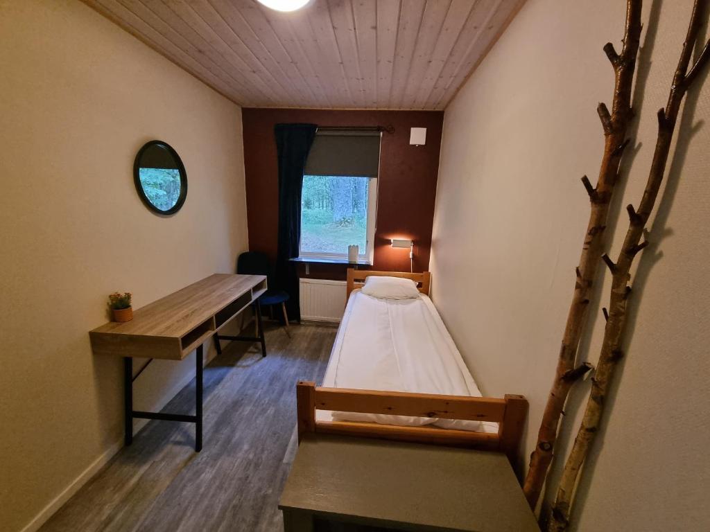 Postel nebo postele na pokoji v ubytování Marsbäcken Hostel