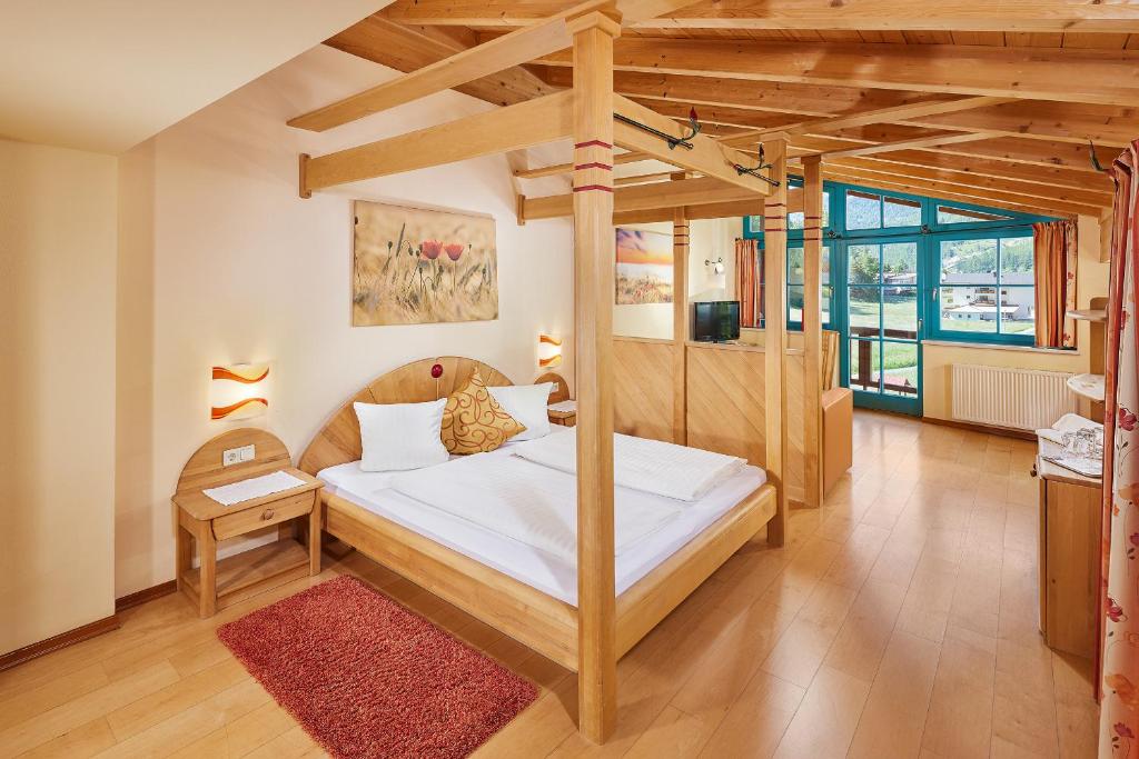 Postel nebo postele na pokoji v ubytování Hotel Sunny Sölden