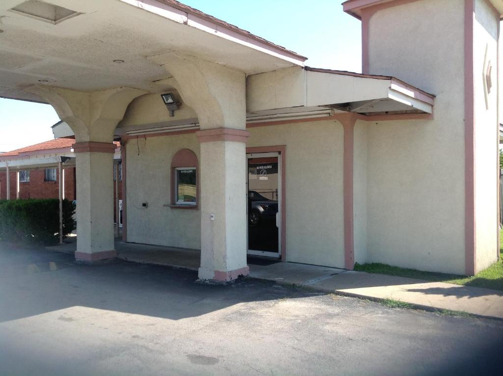 un edificio vacío con un estacionamiento delante de él en Summit Inn - Dayton, en Dayton
