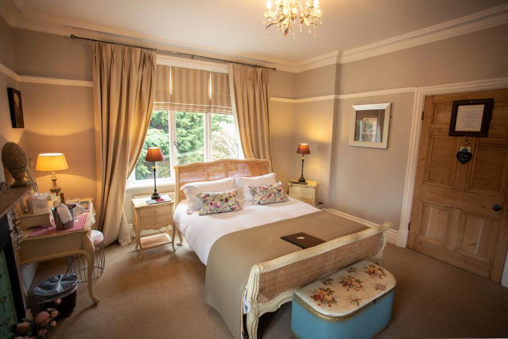 um quarto com uma cama grande e uma janela em Treherne House & The Malvern Retreat em Great Malvern