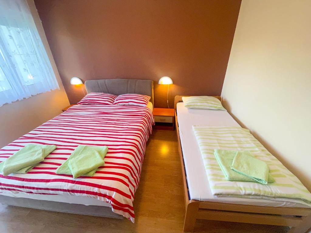 Postel nebo postele na pokoji v ubytování Apartmani Combaj