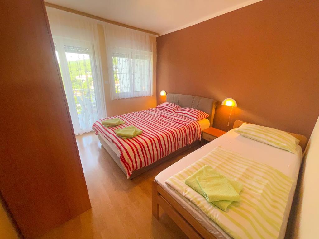 Postel nebo postele na pokoji v ubytování Apartmani Combaj