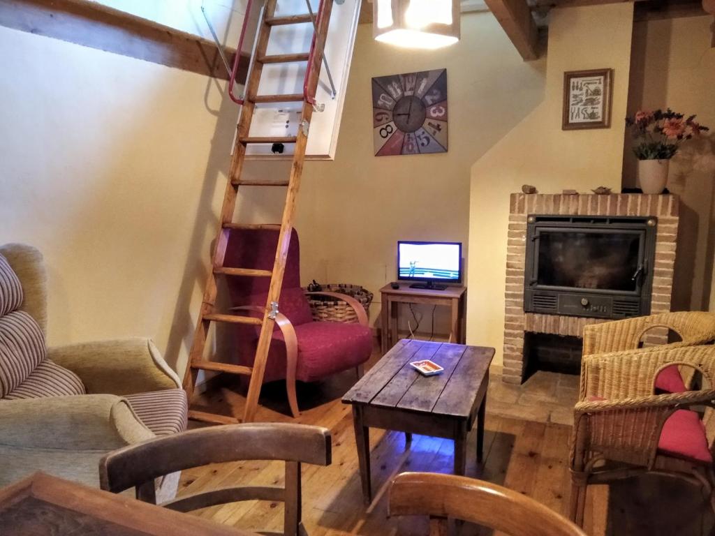 Televízia a/alebo spoločenská miestnosť v ubytovaní Casa Rural El Llao Y Los Fresnos - El Urogallo