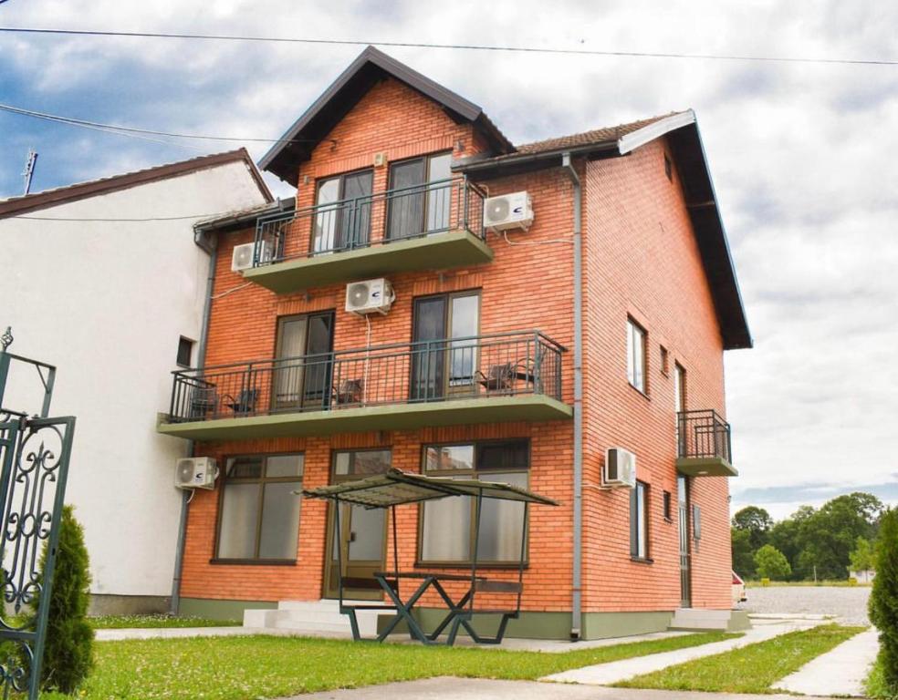 a brick building with a picnic table in front of it at Apartmani Petra Sabac in Šabac