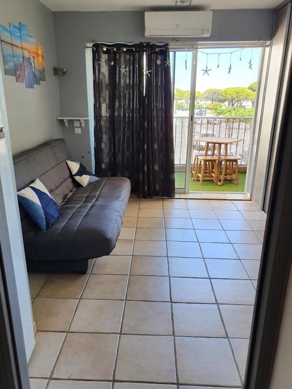 Joli studio cabine 2 à 5 pers ,plein de charme, bord de mer, Port Camargue