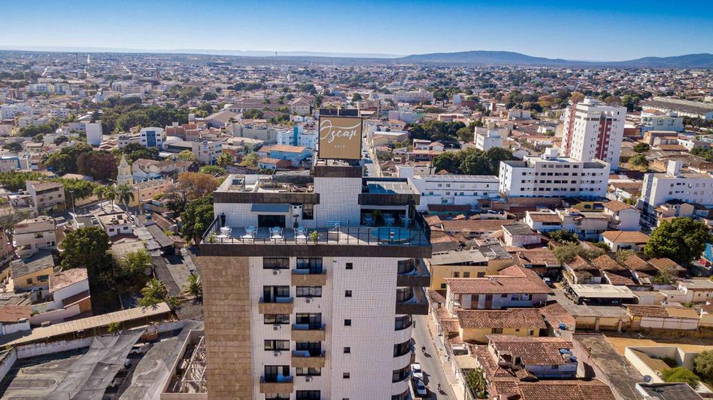 una vista aérea de una ciudad con edificios en HOTEL OSCAR GOLD en Montes Claros