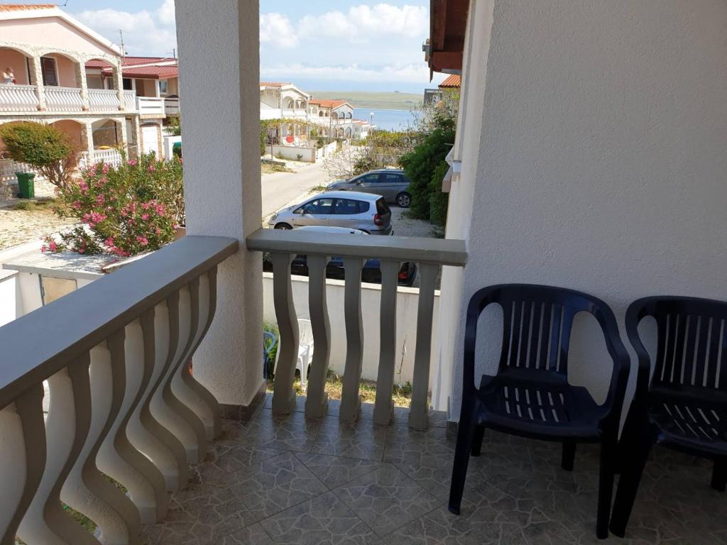 uma varanda com 2 cadeiras e vista para o oceano em Emi2 em Vir