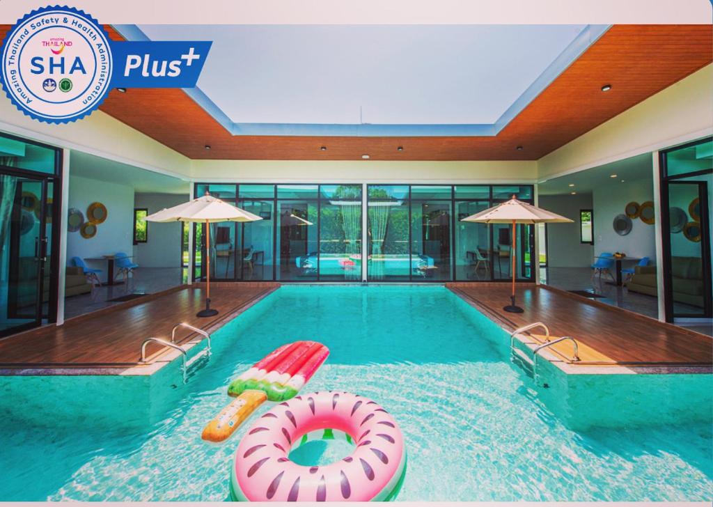 ein Schwimmbad mit einer Poolnudel in der Mitte in der Unterkunft Good Night Pool Villa Phuket - SHA Plus in Phuket