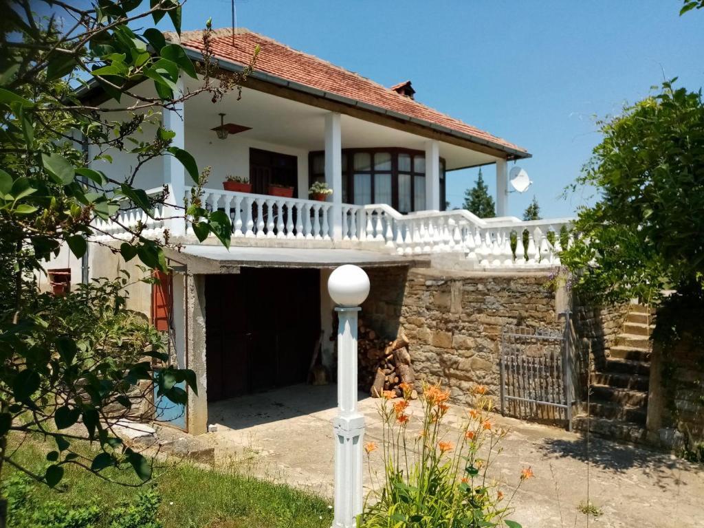 Zgradba, v kateri se nahaja apartma