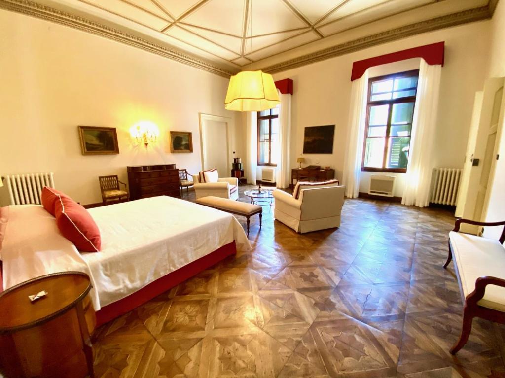 Postel nebo postele na pokoji v ubytování Palazzo Mantua Benavides Suites & Apartments