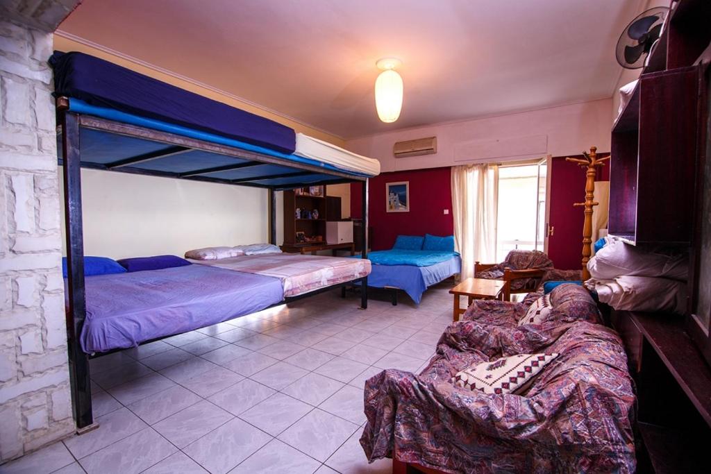 Pokój z 2 łóżkami piętrowymi i kanapą w obiekcie Antonio's Guest House w Atenach