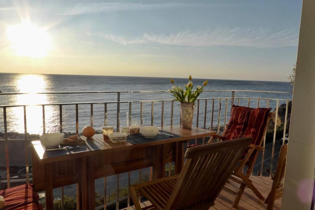 una mesa en un balcón con vistas al océano en Palamos, en Palamós