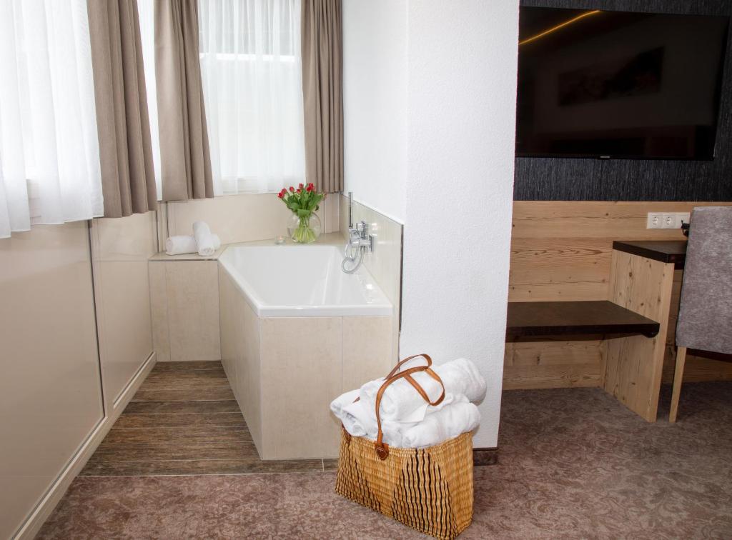 Televízia a/alebo spoločenská miestnosť v ubytovaní Hotel Victoria