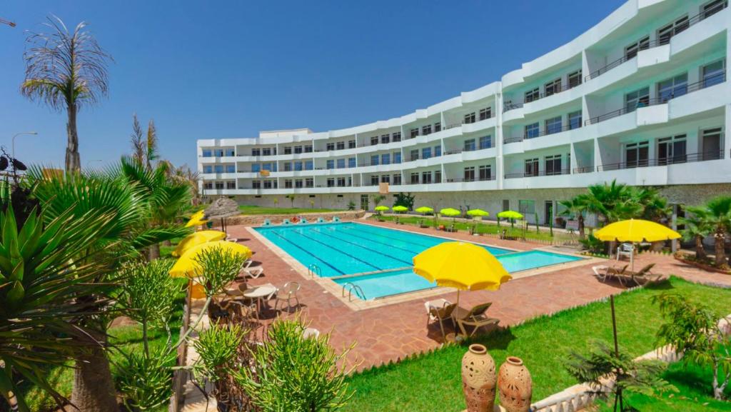 Bazén v ubytování Sables D'or Appart Hôtel nebo v jeho okolí