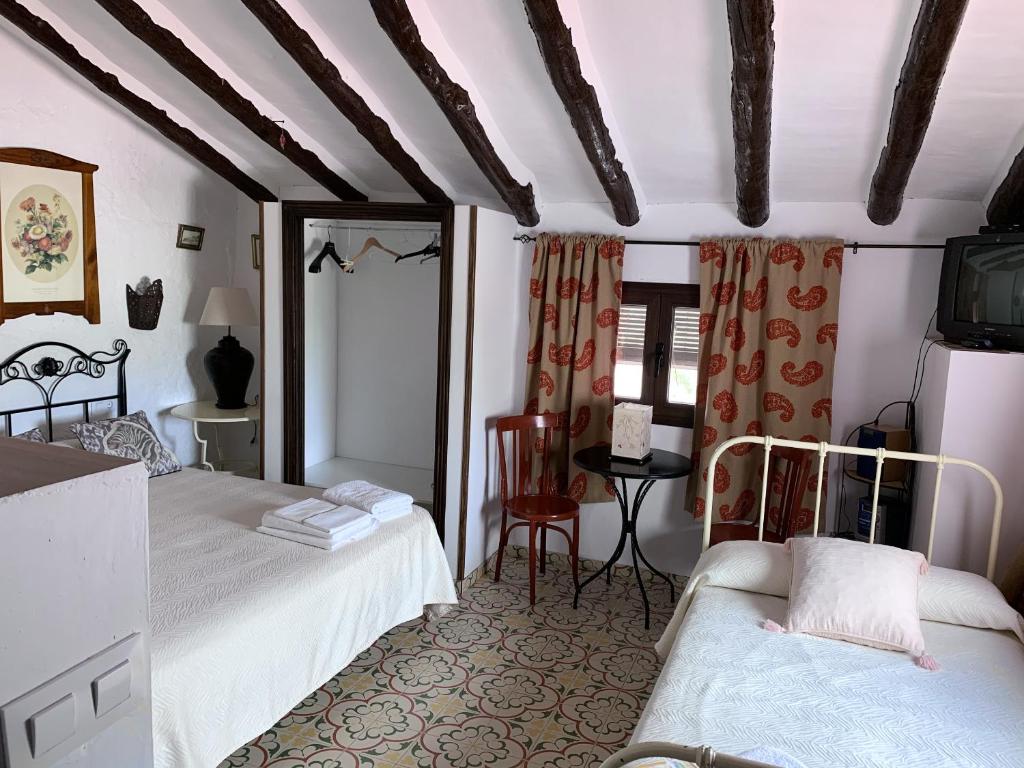 Una cama o camas en una habitación de 7 bedrooms villa with private pool enclosed garden and wifi at Baza