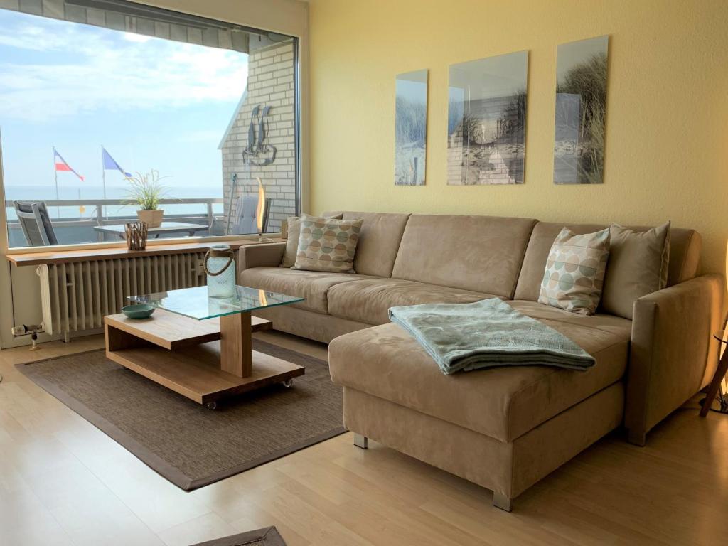 a living room with a couch and a table at Haus Fischerstrand - Fewo Boje in Dahme