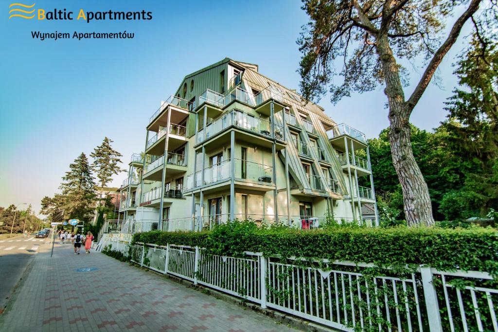apartamentowiec po stronie ulicy w obiekcie Baltic Apartments - Rezydencja Bursztyn w Świnoujściu