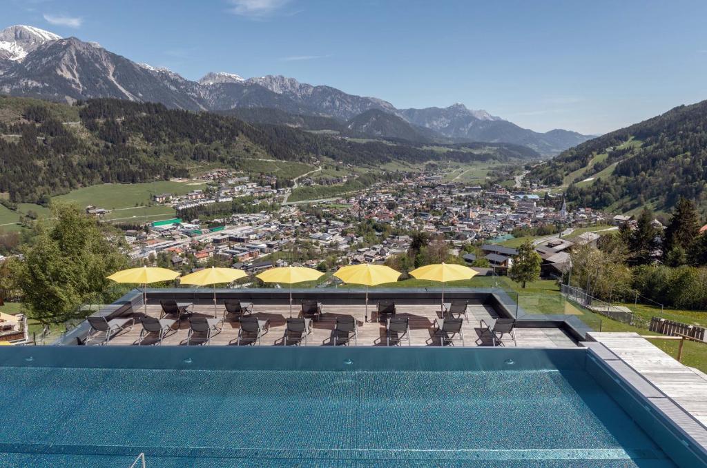Nespecifikovaný výhled na hory nebo výhled na hory při pohledu z hotelu