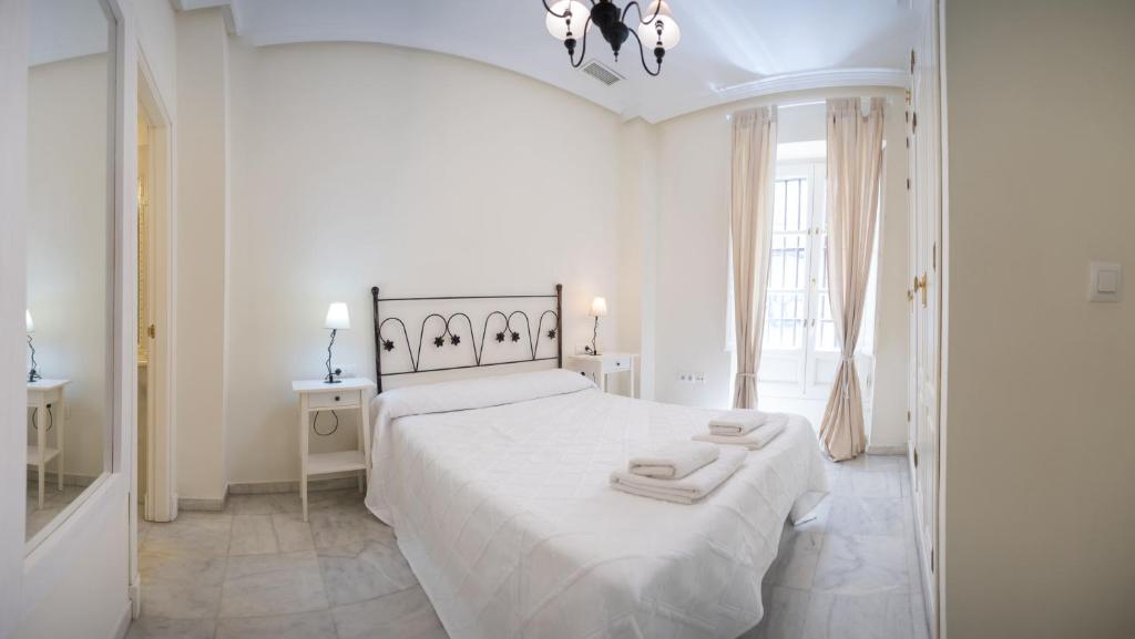 Säng eller sängar i ett rum på Caminito del Falla A Ha Apartment