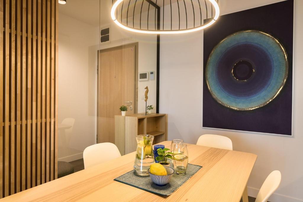 een eetkamer met een tafel en een groot schilderij bij Onda apartment - Coral Residence complex with parking & pool in Varna