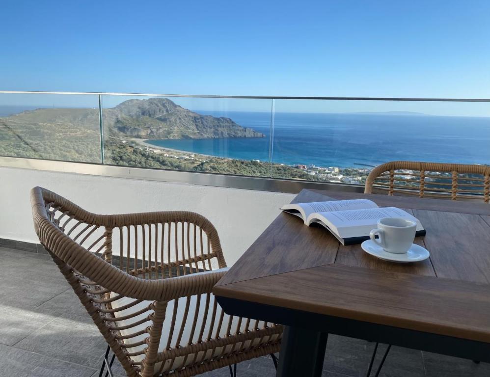 uma mesa de madeira com uma chávena e um livro sobre ela em Villa Ioanna oliveproject em Plakiás