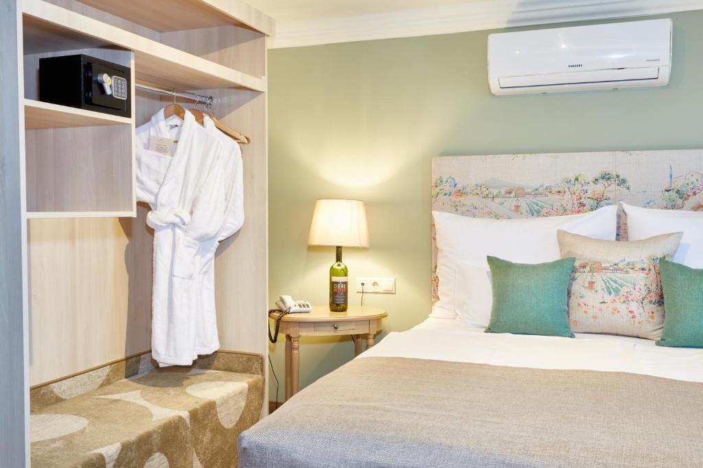Łóżko lub łóżka w pokoju w obiekcie Crocus Gere Bor Hotel Resort & Wine Spa