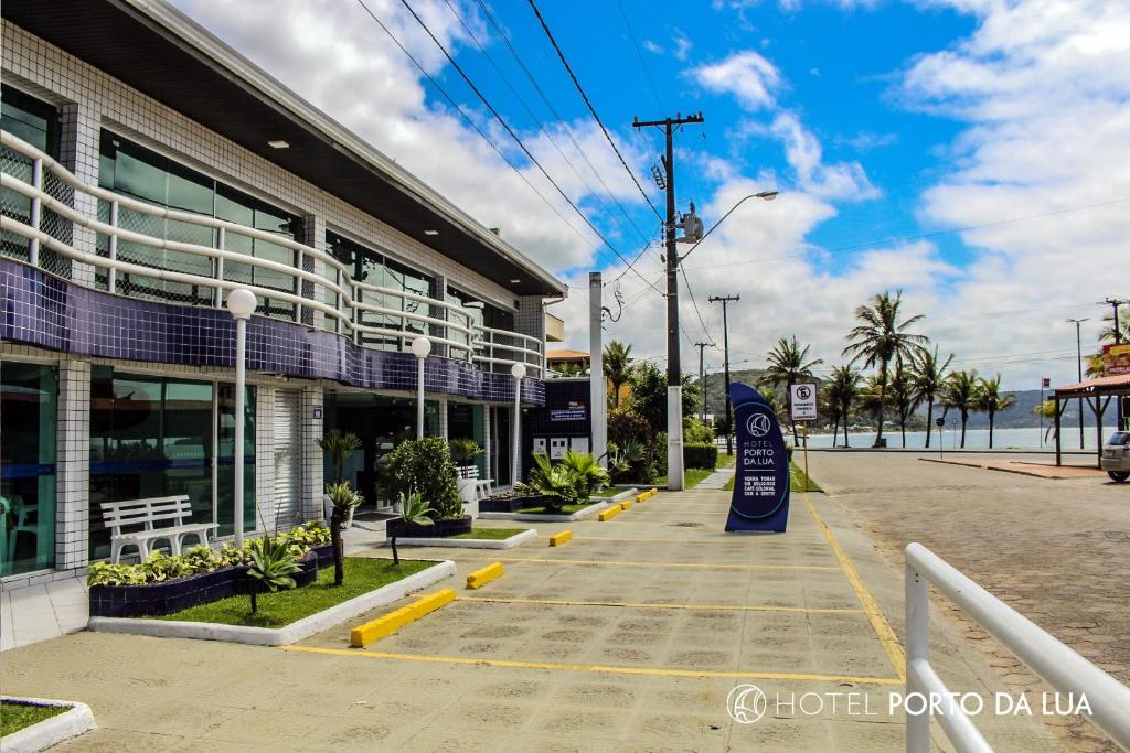 una strada di fronte a un edificio vicino all'oceano di Hotel Pousada Porto da Lua a Guaratuba