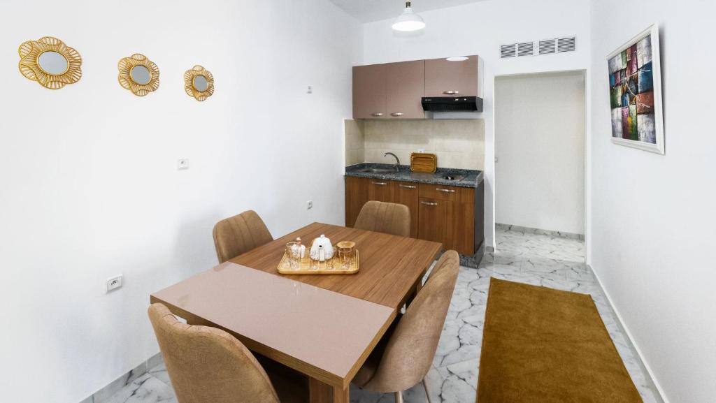 Kuchyň nebo kuchyňský kout v ubytování Sables D'or Appart Hôtel
