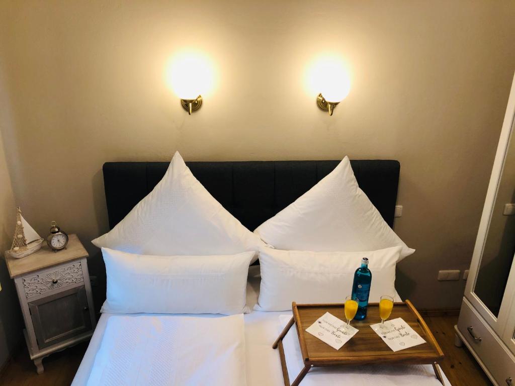 Postel nebo postele na pokoji v ubytování Ferienwohnung B im Ferienhaus Antika