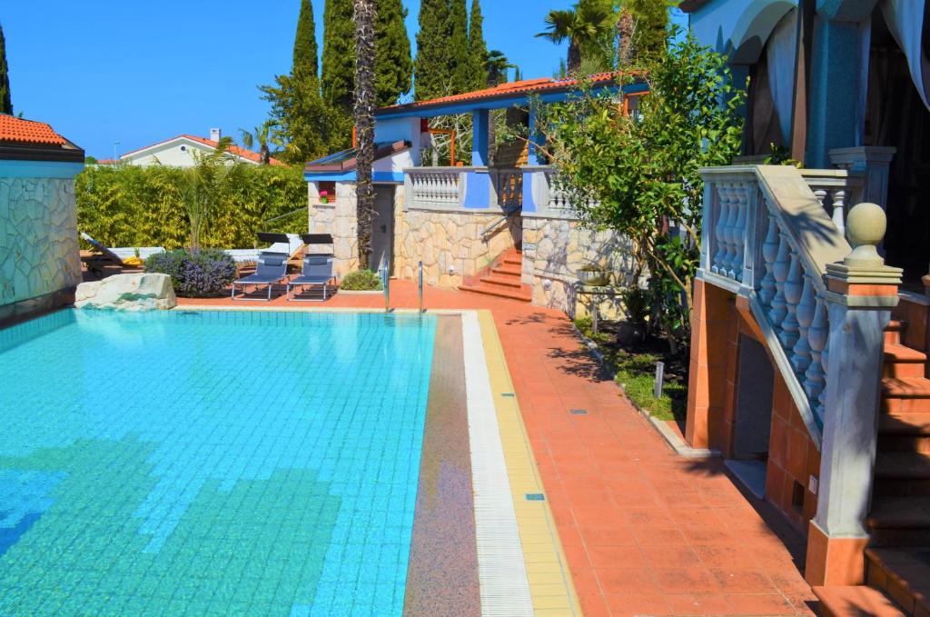 Bazén v ubytování Villa Monterose nebo v jeho okolí