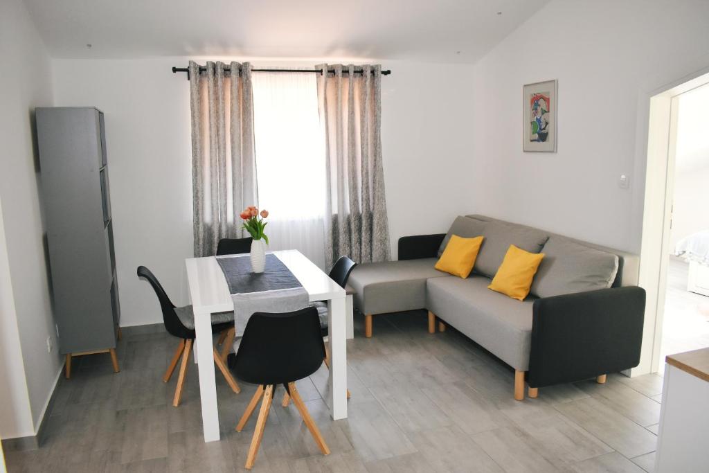 ein Wohnzimmer mit einem Sofa und einem Tisch in der Unterkunft Klikly in Labin