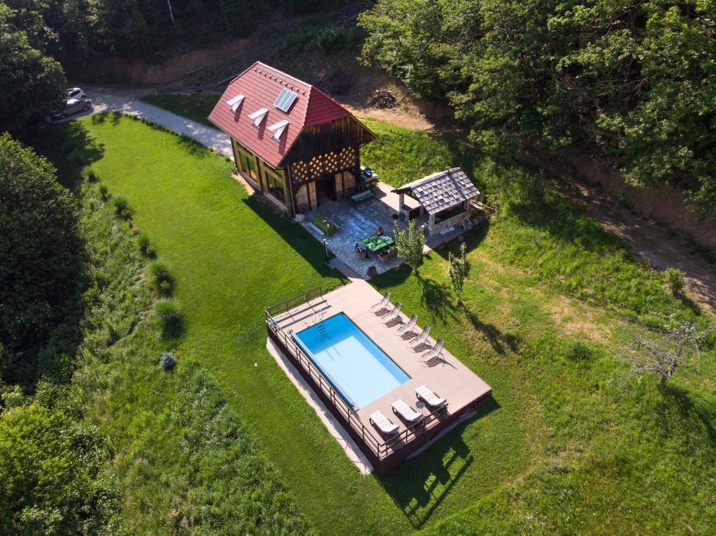 una vista aérea de una casa con piscina en Rustic retreat with pool počitnice na kozolcu en Sevnica