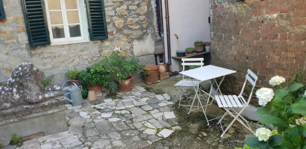 Patio lub wspólna przestrzeń na świeżym powietrzu w obiekcie I Voltoni di Corsignano