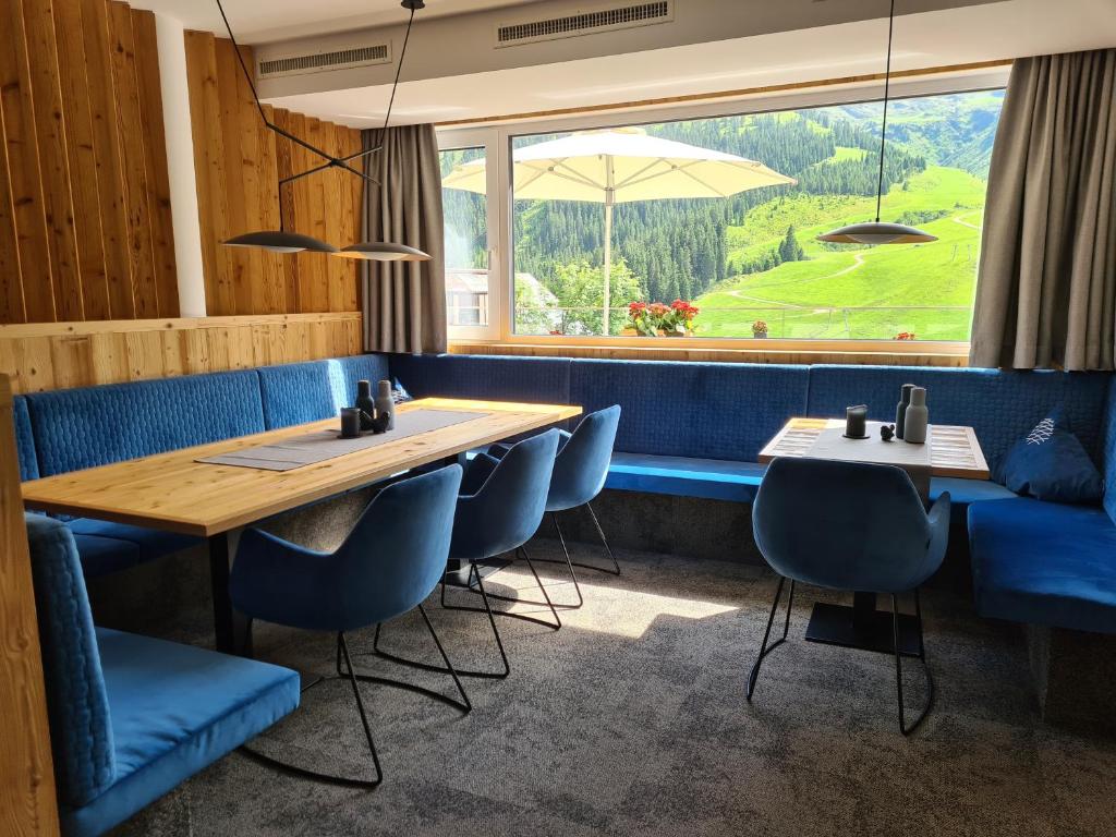 Ein Sitzbereich in der Unterkunft Hotel Zirbenhof