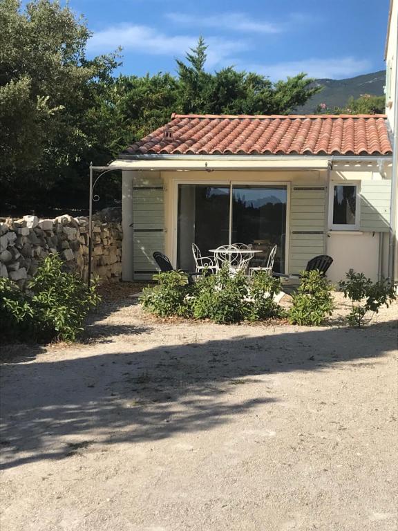 une petite maison avec une table et des chaises. dans l'établissement La Clé du Ventoux à Bédoin, à Bédoin
