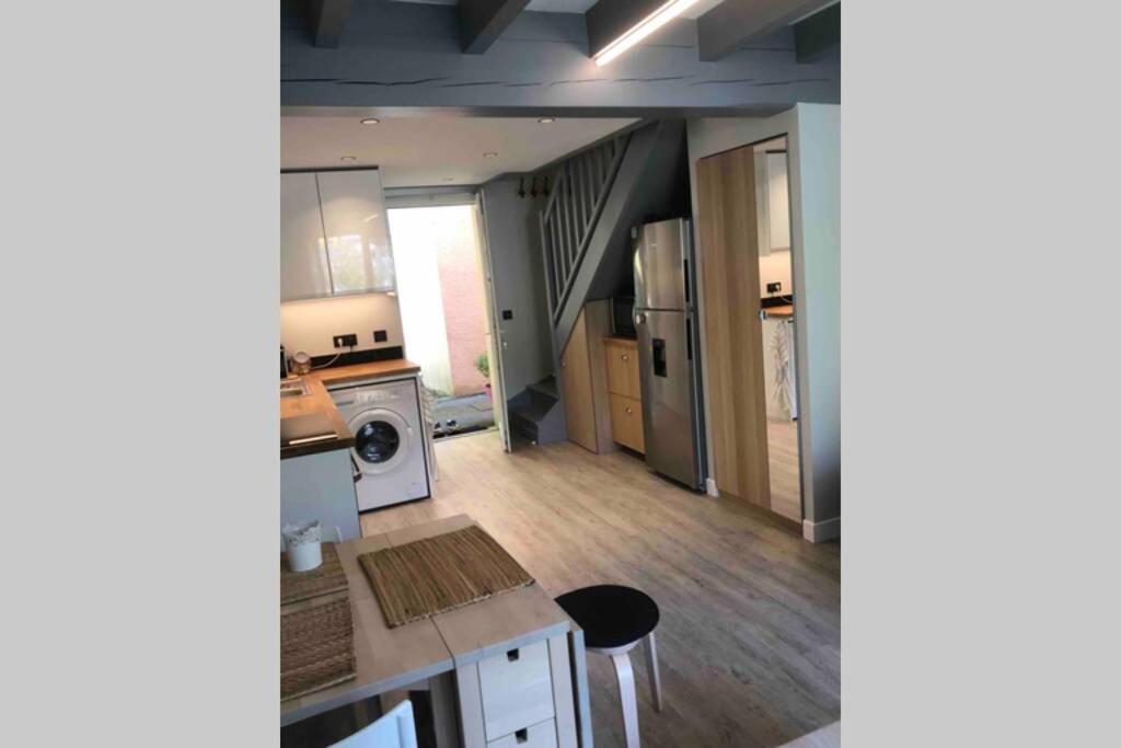 アングレットにあるappartement residence avec piscine à anglet limite Biarritzのキッチン、リビングルームが備わります。