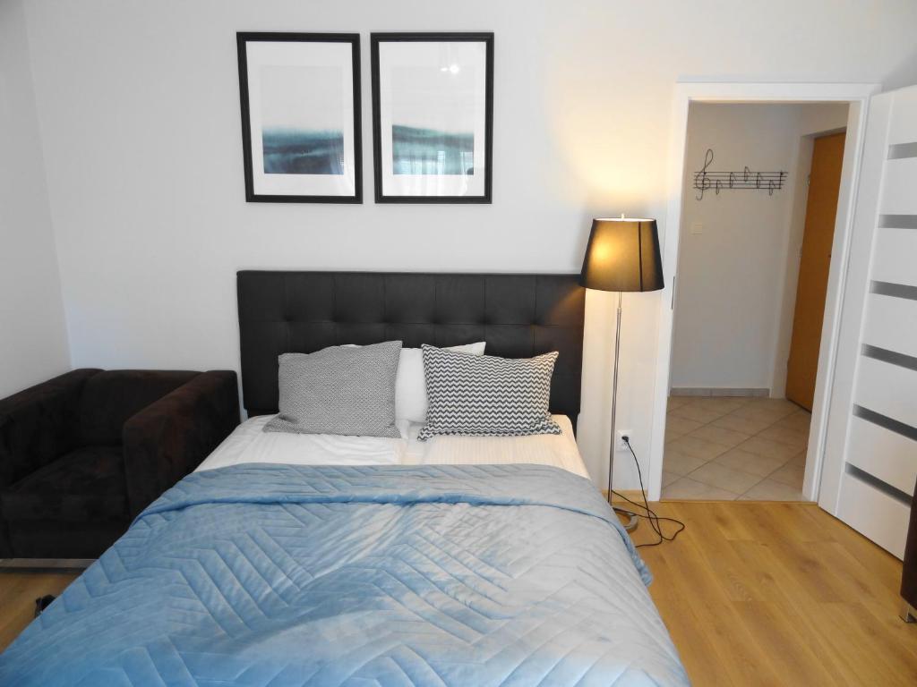 sypialnia z dużym łóżkiem i kanapą w obiekcie Apartament Praga, 2 min do Centrum Konesera by VisitWarsaw w Warszawie