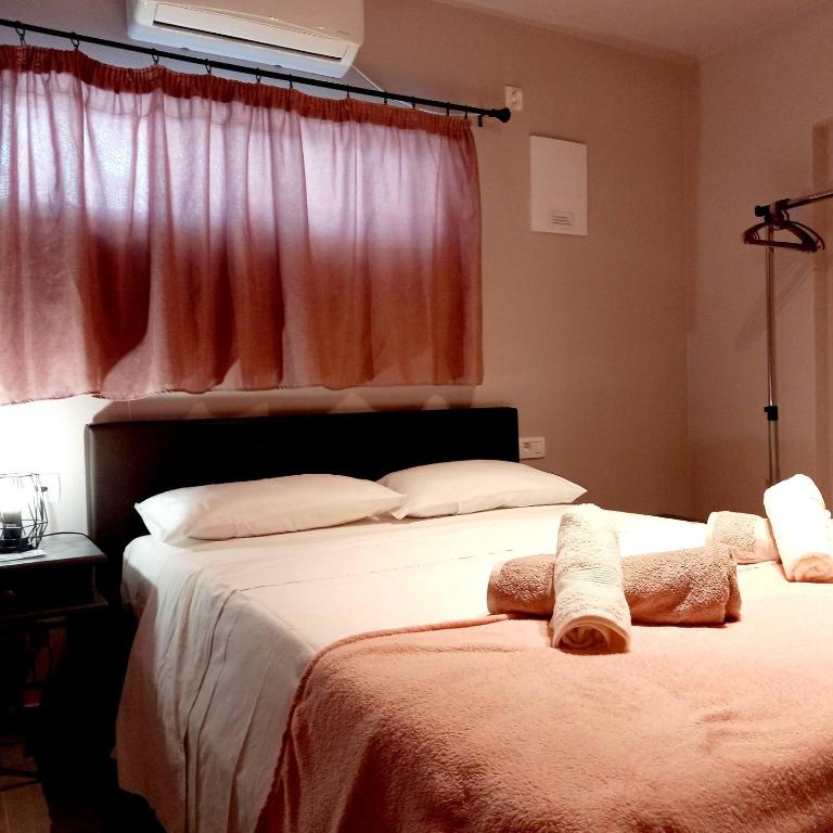 sypialnia z łóżkiem i dwoma ręcznikami na nim w obiekcie Etoile apartment w mieście Perissa