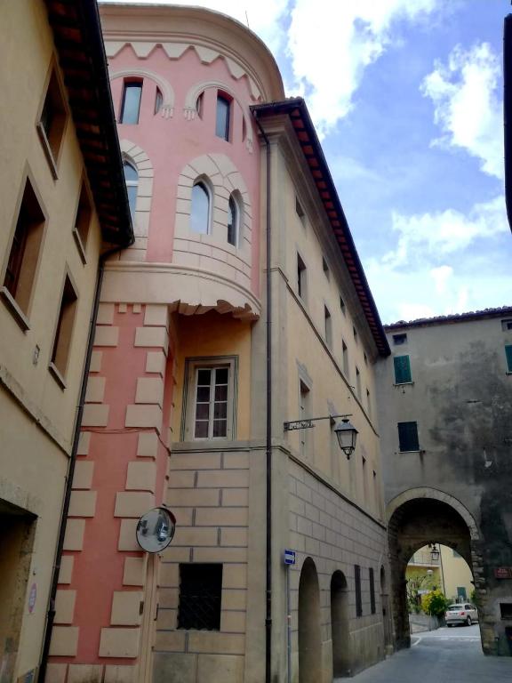 Fotografia z galérie ubytovania Mansarda con solarium panoramico su centro storico di Sarteano vicino alle famose terme della Val d'Orcia v destinácii Sarteano