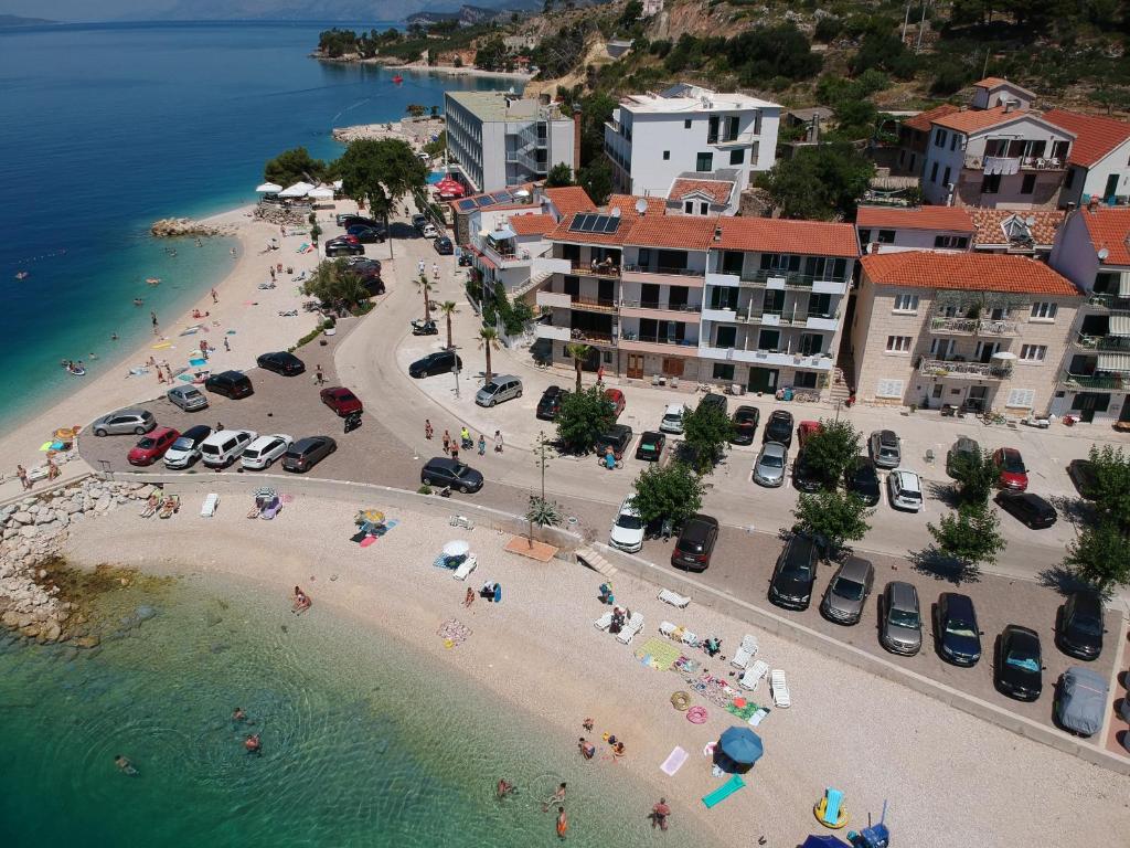 eine Luftansicht auf einen Strand mit Menschen im Wasser in der Unterkunft Villa NEDE 2 in Podgora