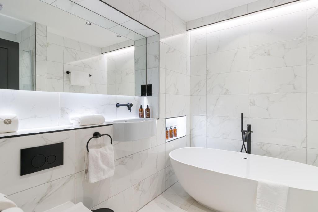 
Deluxe King Room with Balcony - Non-Smoking
