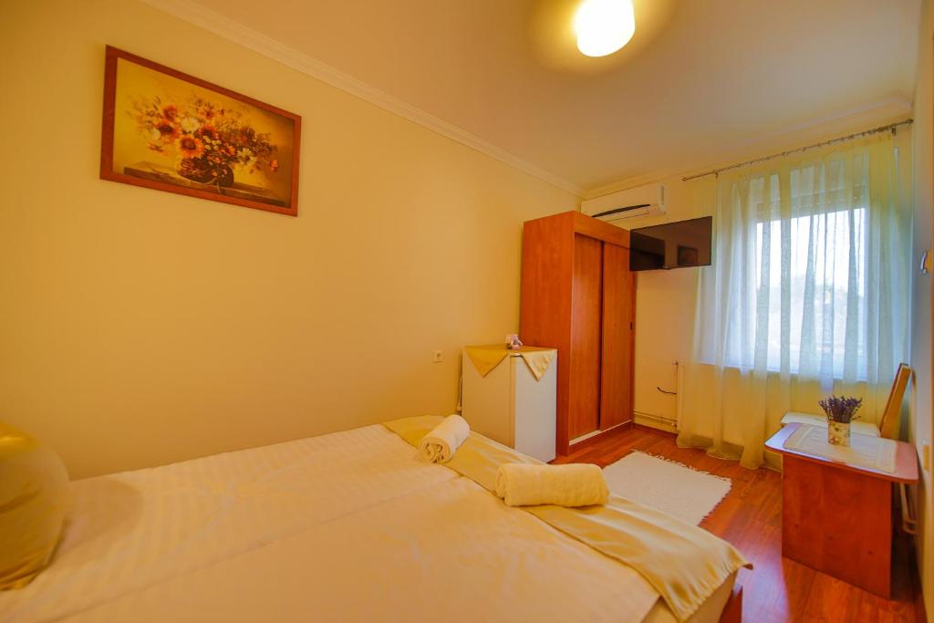 Łóżko lub łóżka w pokoju w obiekcie Mária Apartman