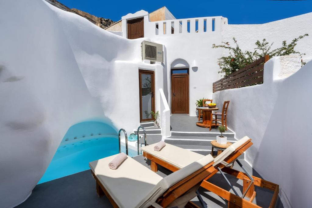 Bazén v ubytování Aegean Mist Luxury Suites nebo v jeho okolí