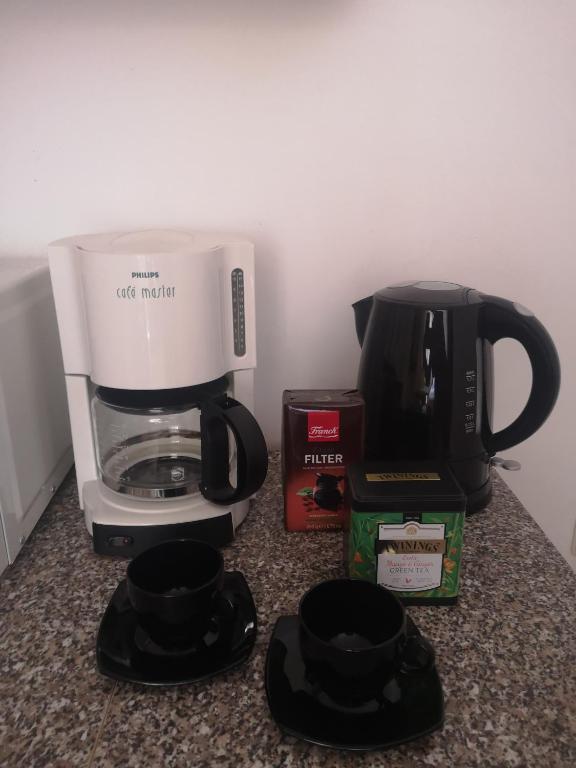 - un comptoir avec une cafetière dans l'établissement Kuća Cvjetković, à Gruda