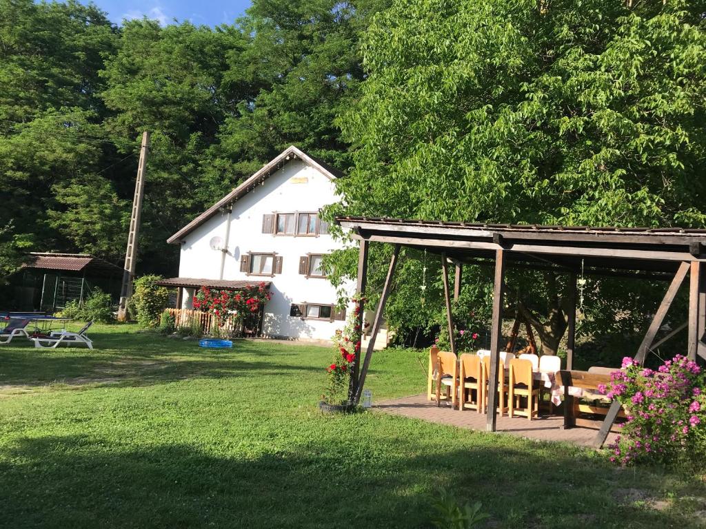 a yard with a gazebo and a white house at Casa Toma in Avrig