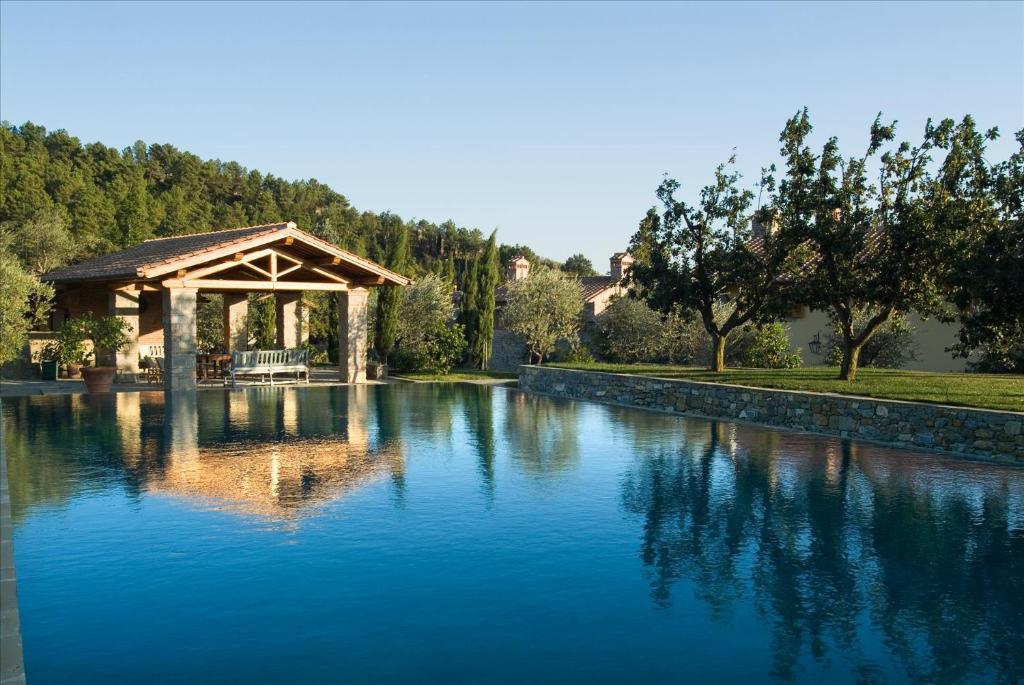 um gazebo sentado ao lado de um lago em Fattoria Casamora - Villa La Nocciolina em Pian di Scò